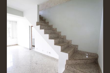 Apartamento à venda com 151m², 4 quartos e 2 vagasEscada para cobertura