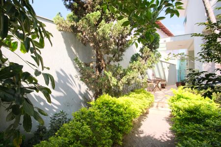 Casa à venda com 330m², 3 quartos e 4 vagasQuintal