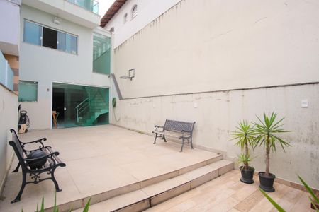 Casa à venda com 330m², 3 quartos e 4 vagasQuintal
