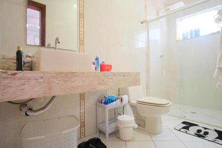 Casa à venda com 330m², 3 quartos e 4 vagasBanheiro da Suíte 2