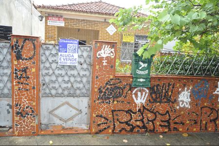 Casa para alugar com 400m², 3 quartos e 5 vagasFachada + Placa