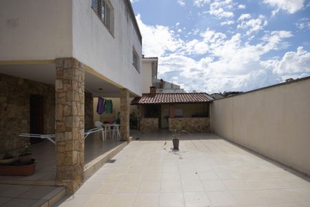 Casa de condomínio à venda com 250m², 5 quartos e 4 vagas Casa de condomínio à venda com 250m², 5 quartos e 4 vagasQuintal