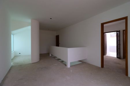 Casa à venda com 258m², 4 quartos e 4 vagasCorredor