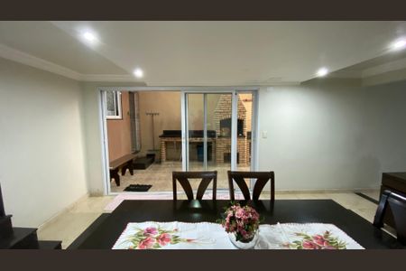 Casa à venda com 230m², 3 quartos e 3 vagas Casa à venda com 230m², 3 quartos e 3 vagasSala de Jantar