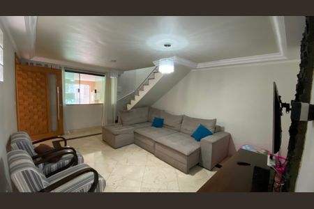 Casa à venda com 230m², 3 quartos e 3 vagas Casa à venda com 230m², 3 quartos e 3 vagasSala