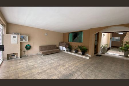 Casa à venda com 230m², 3 quartos e 3 vagas Casa à venda com 230m², 3 quartos e 3 vagasGaragem