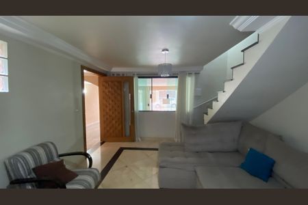 Casa à venda com 230m², 3 quartos e 3 vagas Casa à venda com 230m², 3 quartos e 3 vagasSala