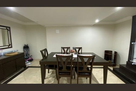 Casa à venda com 230m², 3 quartos e 3 vagas Casa à venda com 230m², 3 quartos e 3 vagasSala de Jantar