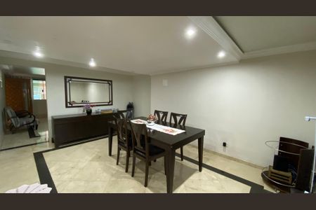 Casa à venda com 230m², 3 quartos e 3 vagas Casa à venda com 230m², 3 quartos e 3 vagasSala de Jantar