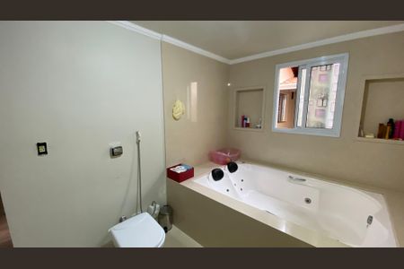 Casa à venda com 230m², 3 quartos e 3 vagas Casa à venda com 230m², 3 quartos e 3 vagasBanheiro da Suíte