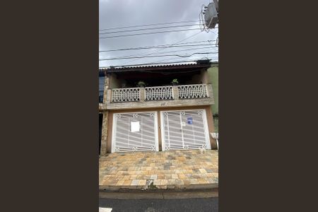 Casa à venda com 230m², 3 quartos e 3 vagas Casa à venda com 230m², 3 quartos e 3 vagasFachada