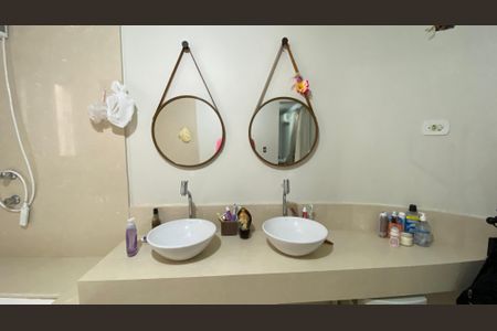 Casa à venda com 230m², 3 quartos e 3 vagas Casa à venda com 230m², 3 quartos e 3 vagasBanheiro da Suíte