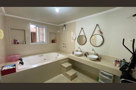 Casa à venda com 230m², 3 quartos e 3 vagas Casa à venda com 230m², 3 quartos e 3 vagasBanheiro da Suíte