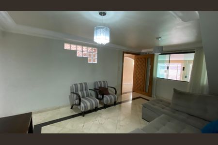 Casa à venda com 230m², 3 quartos e 3 vagas Casa à venda com 230m², 3 quartos e 3 vagasSala