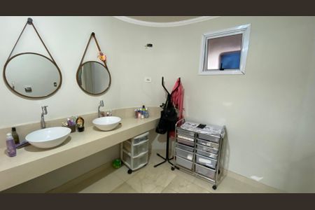 Casa à venda com 230m², 3 quartos e 3 vagas Casa à venda com 230m², 3 quartos e 3 vagasBanheiro da Suíte