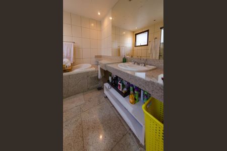 Apartamento à venda com 178m², 4 quartos e 3 vagas Apartamento à venda com 178m², 4 quartos e 3 vagasBanheiro suíte