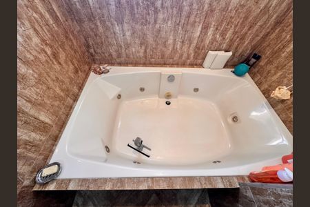 Apartamento para alugar com 202m², 2 quartos e 2 vagas Apartamento para alugar com 202m², 2 quartos e 2 vagasBanheiro da Suíte