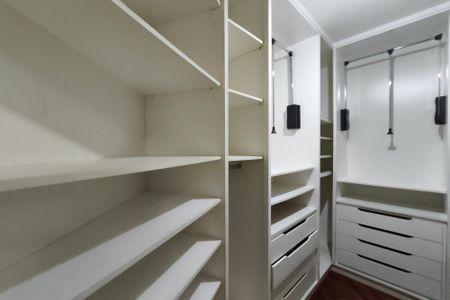 Casa de condomínio à venda com 291m², 3 quartos e 4 vagas Casa de condomínio à venda com 291m², 3 quartos e 4 vagasCloset Suíte 2