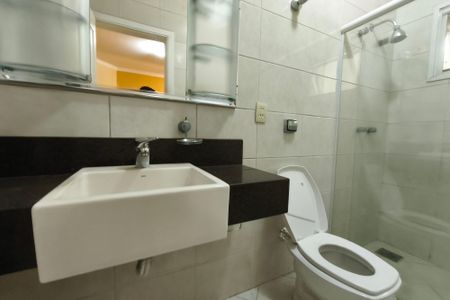 Casa de condomínio à venda com 291m², 3 quartos e 4 vagas Casa de condomínio à venda com 291m², 3 quartos e 4 vagasBanheiro Suíte 2