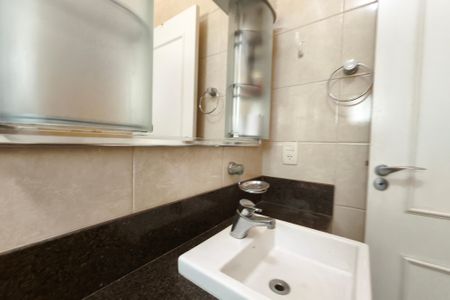 Casa de condomínio à venda com 291m², 3 quartos e 4 vagas Casa de condomínio à venda com 291m², 3 quartos e 4 vagasBanheiro da Suíte