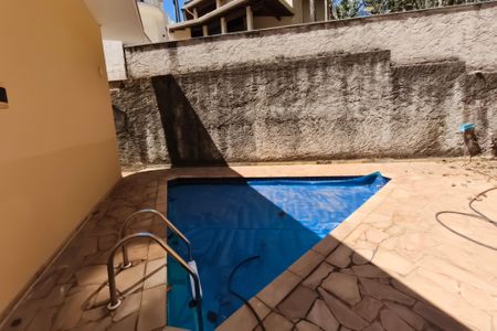 Casa de condomínio à venda com 291m², 3 quartos e 4 vagas Casa de condomínio à venda com 291m², 3 quartos e 4 vagasQuintal - Piscina