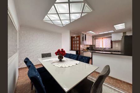 Casa à venda com 241m², 4 quartos e 6 vagas Casa à venda com 241m², 4 quartos e 6 vagasCozinha