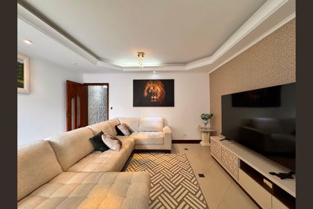 Casa à venda com 241m², 4 quartos e 6 vagas Casa à venda com 241m², 4 quartos e 6 vagasSala