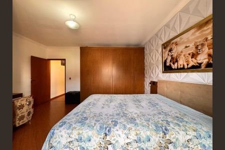 Casa à venda com 241m², 4 quartos e 6 vagas Casa à venda com 241m², 4 quartos e 6 vagasSuíte