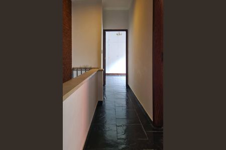 Casa à venda com 242m², 5 quartos e 5 vagas Casa à venda com 242m², 5 quartos e 5 vagascorredor