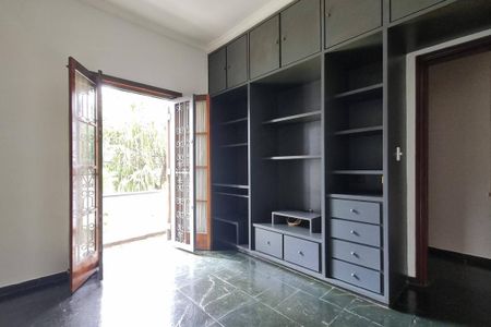 Casa à venda com 242m², 5 quartos e 5 vagas