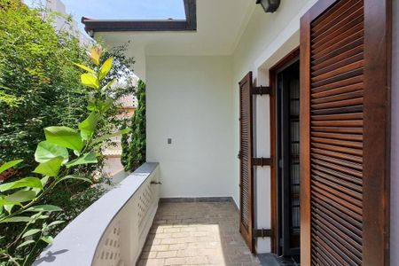 Casa à venda com 242m², 5 quartos e 5 vagas Casa à venda com 242m², 5 quartos e 5 vagasvaranda