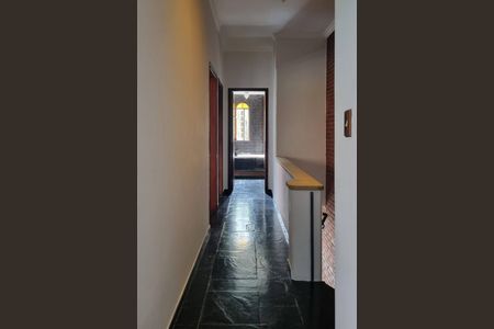 Casa à venda com 242m², 5 quartos e 5 vagas Casa à venda com 242m², 5 quartos e 5 vagasCorredor