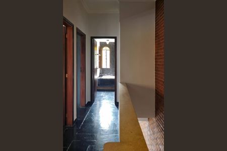 Casa à venda com 242m², 5 quartos e 5 vagas Casa à venda com 242m², 5 quartos e 5 vagasCorredor