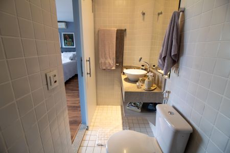 Apartamento à venda com 104m², 2 quartos e 2 vagas Apartamento à venda com 104m², 2 quartos e 2 vagasBanheiro da Suíte Senhor