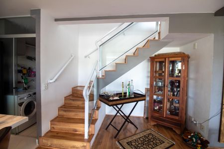 Apartamento à venda com 104m², 2 quartos e 2 vagas Apartamento à venda com 104m², 2 quartos e 2 vagasEscada
