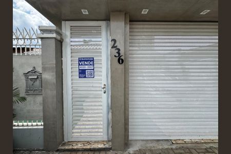 Casa à venda com 118m², 2 quartos e 2 vagas Casa à venda com 118m², 2 quartos e 2 vagasFachada