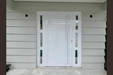 Casa à venda com 118m², 2 quartos e 2 vagas Casa à venda com 118m², 2 quartos e 2 vagasFachada