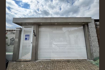 Casa à venda com 118m², 2 quartos e 2 vagas Casa à venda com 118m², 2 quartos e 2 vagasFachada
