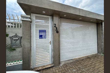 Casa à venda com 118m², 2 quartos e 2 vagas Casa à venda com 118m², 2 quartos e 2 vagasFachada