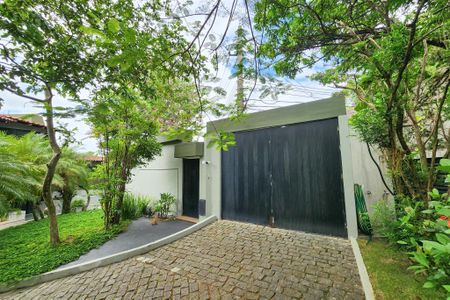 Casa à venda com 1330m², 8 quartos e 4 vagas Casa à venda com 1330m², 8 quartos e 4 vagasFachada