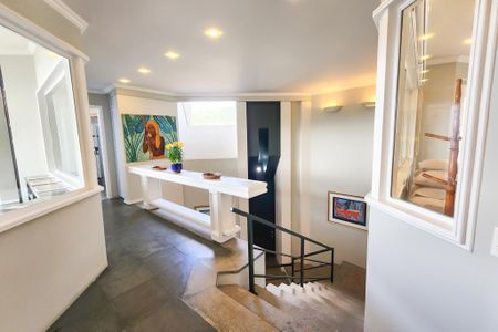 Casa à venda com 1330m², 8 quartos e 4 vagas Casa à venda com 1330m², 8 quartos e 4 vagasEscada