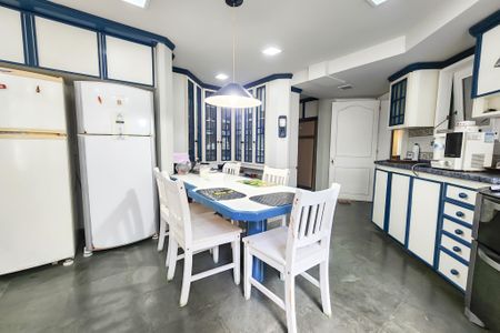 Casa à venda com 1330m², 8 quartos e 4 vagas Casa à venda com 1330m², 8 quartos e 4 vagasCozinha