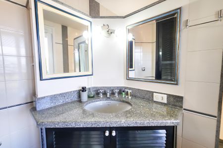 Casa à venda com 1330m², 8 quartos e 4 vagas Casa à venda com 1330m², 8 quartos e 4 vagasBanheiro 2 suite