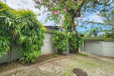 Casa à venda com 1330m², 8 quartos e 4 vagas Casa à venda com 1330m², 8 quartos e 4 vagasFachada