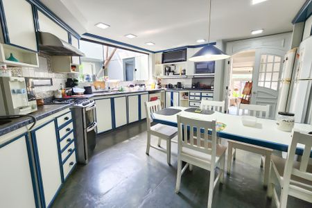 Casa à venda com 1330m², 8 quartos e 4 vagas Casa à venda com 1330m², 8 quartos e 4 vagasCozinha