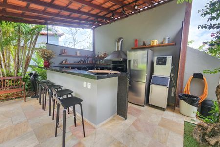 Casa à venda com 1330m², 8 quartos e 4 vagas Casa à venda com 1330m², 8 quartos e 4 vagasChurrasqueira