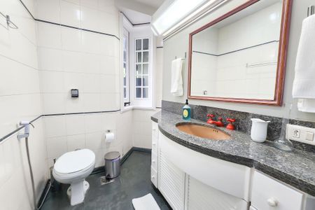 Casa à venda com 1330m², 8 quartos e 4 vagas Casa à venda com 1330m², 8 quartos e 4 vagasBanheiro 4