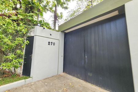 Casa à venda com 1330m², 8 quartos e 4 vagas Casa à venda com 1330m², 8 quartos e 4 vagasFachada