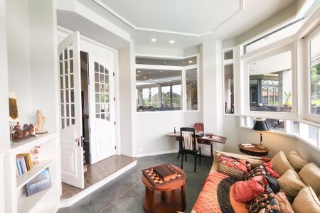 Casa à venda com 1330m², 8 quartos e 4 vagas Casa à venda com 1330m², 8 quartos e 4 vagasBiblioteca