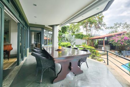 Casa à venda com 1330m², 8 quartos e 4 vagas Casa à venda com 1330m², 8 quartos e 4 vagasÁrea externa